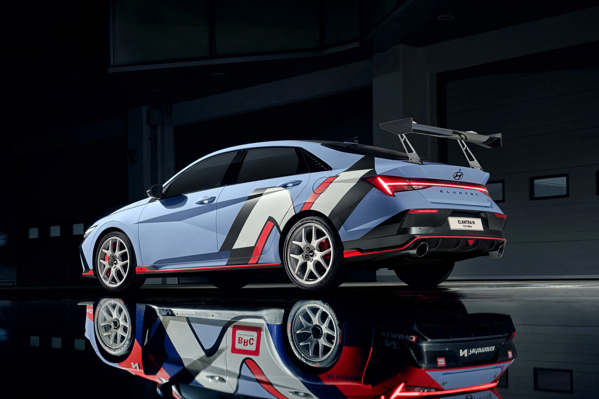 Hyundai Elantra N TCR Edition: доработанная версия спортседана с гоночным антикрылом