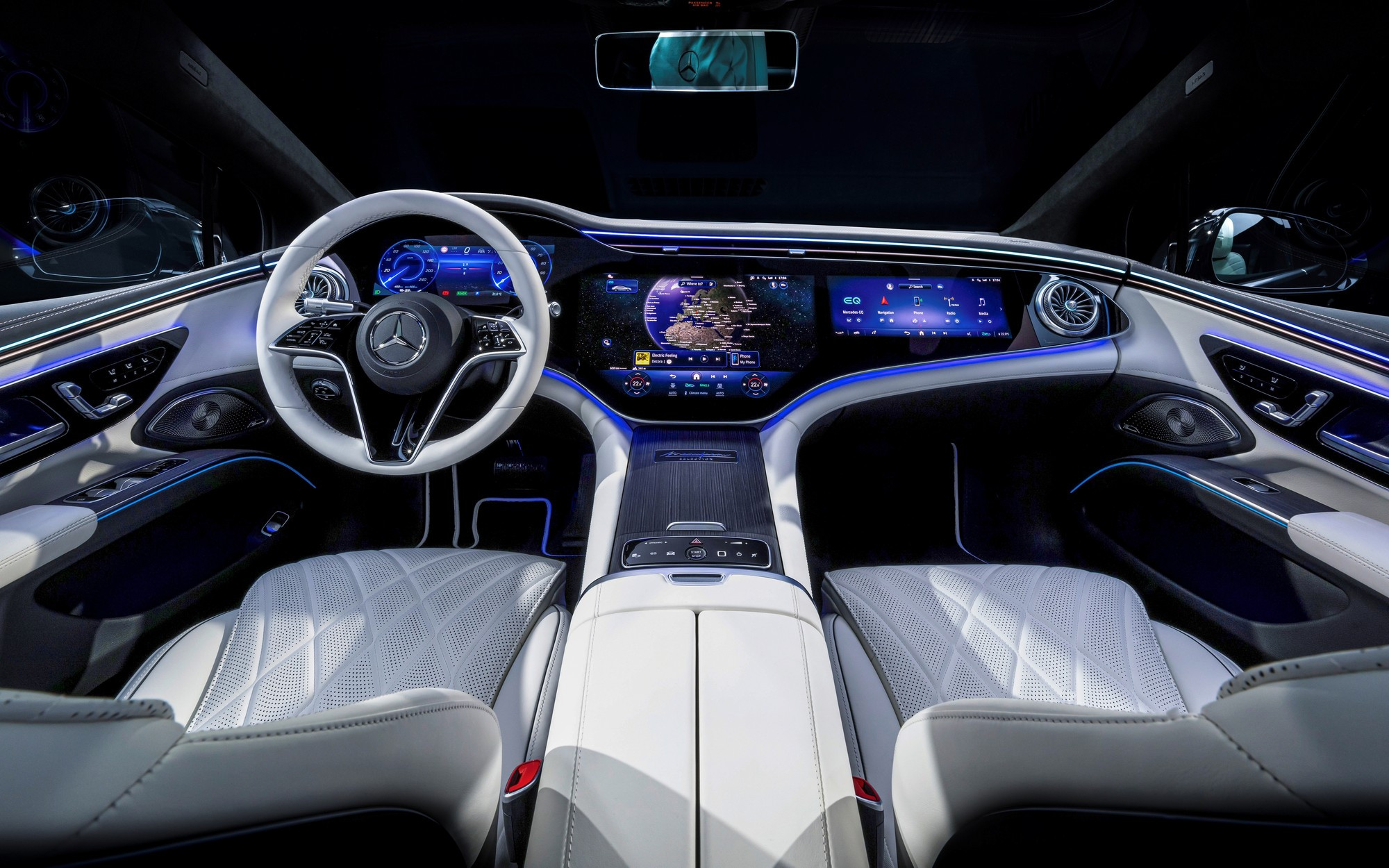 Шеф-дизайнер Mercedes-Benz признал, что большие экраны — это не круто, но они останутся
