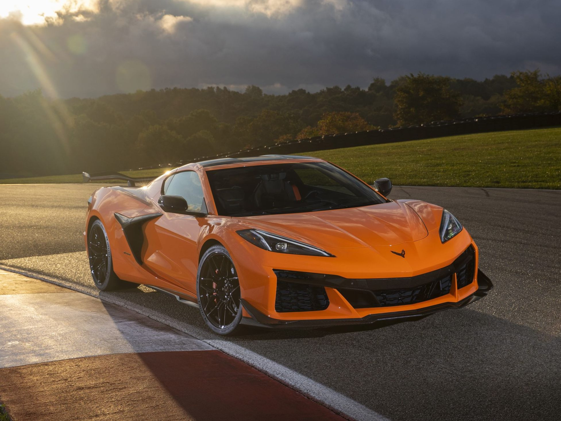 Революция спустя 60 лет эволюции: как Chevrolet Corvette наконец стал среднемоторным суперкаром