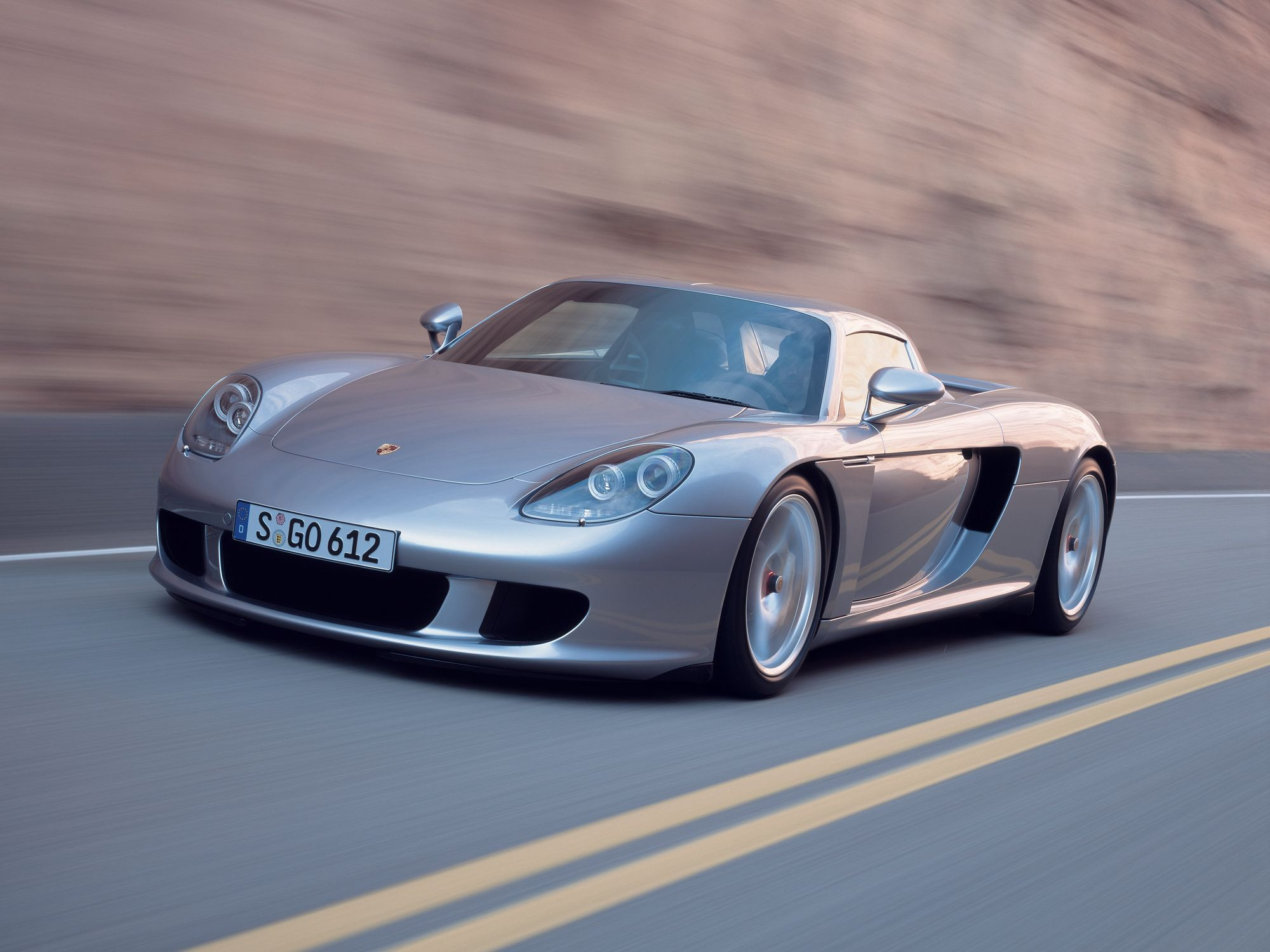 Убийственный: почему Porsche Carrera GT запрещали к эксплуатации и как его вернули на дороги