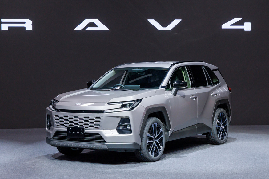 Новый кроссовер Toyota RAV4 дебютировал в нескольких версиях