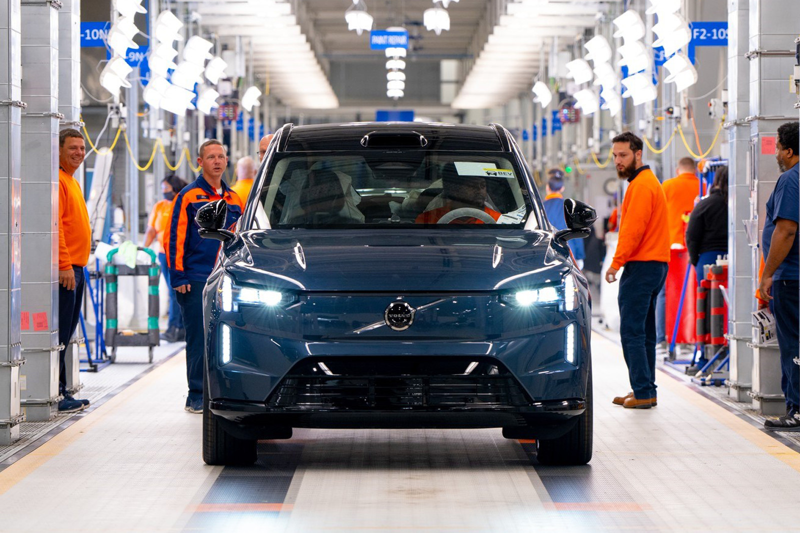 Volvo приостанавливает производство флагманского кроссовера EX90 в США