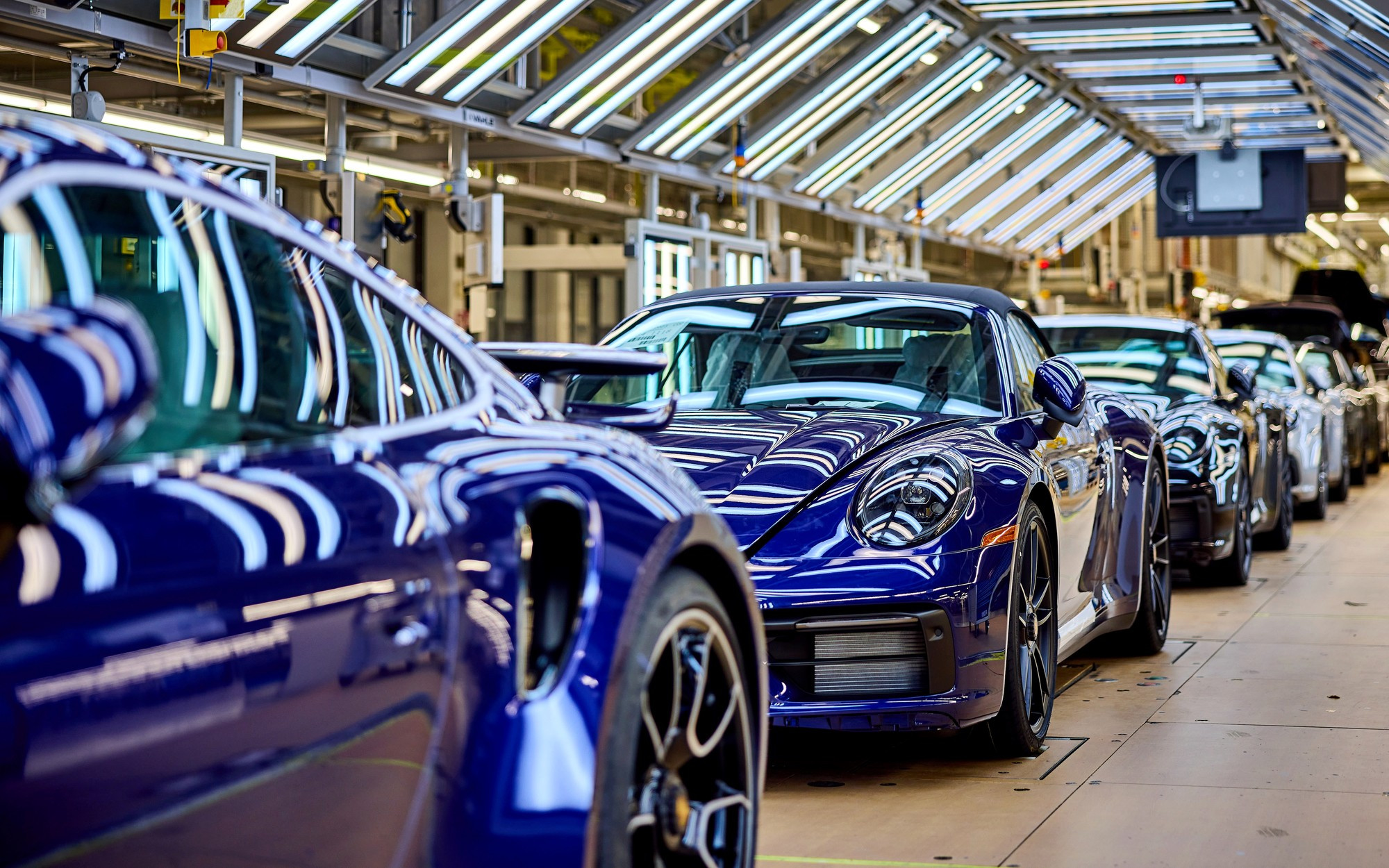 Продажи Porsche продолжают падать на фоне сокращения линейки бензиновых моделей