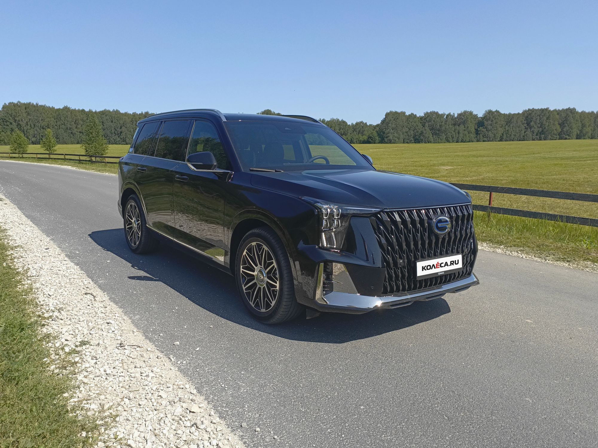 Ветер в руку, три электромотора и мурлыка под капотом: тест-драйв GAC GS8 Dragon HEV