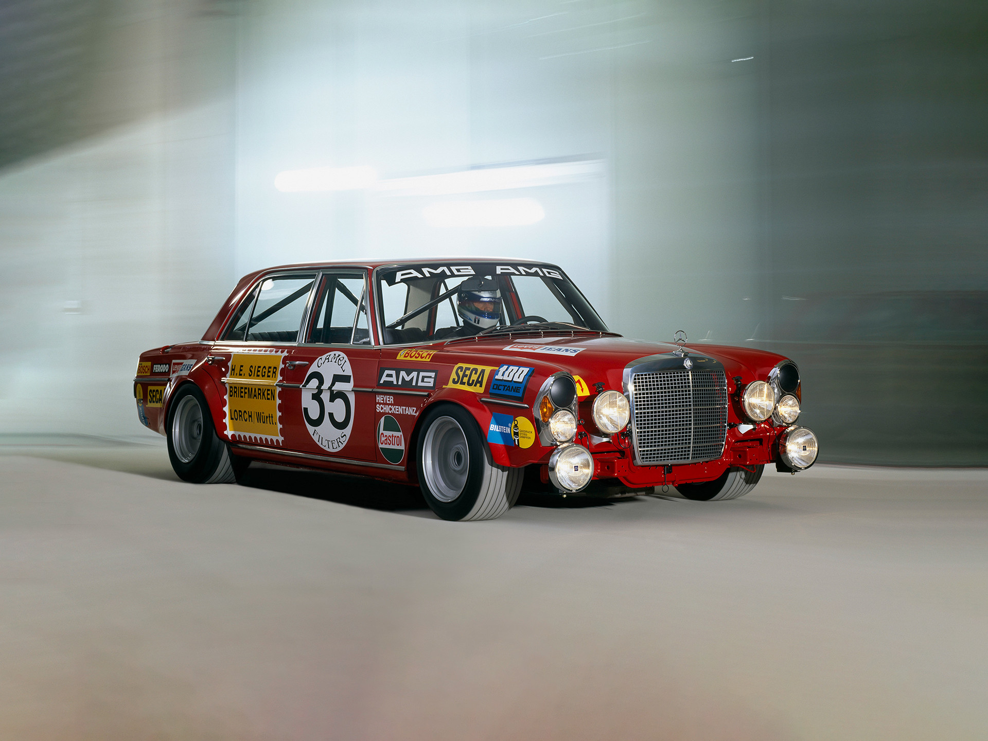Алая свинья родом из Бургшталля: история первого гоночного Mercedes-Benz 300SEL AMG