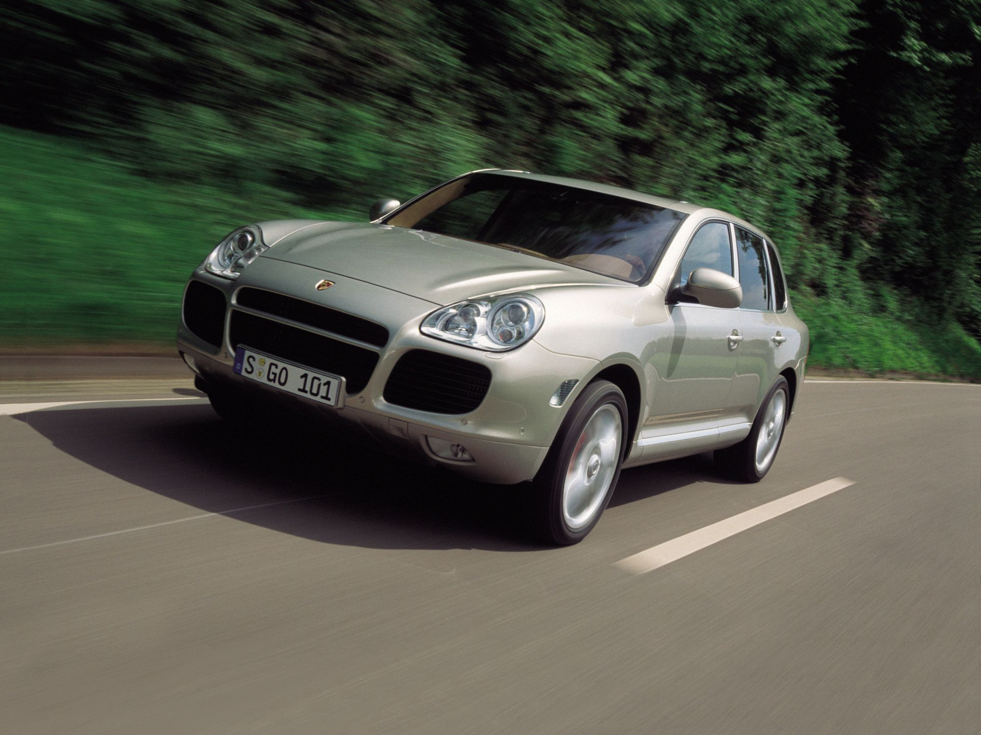 Когда можно быстро и везде: история разработки и успеха Porsche Cayenne